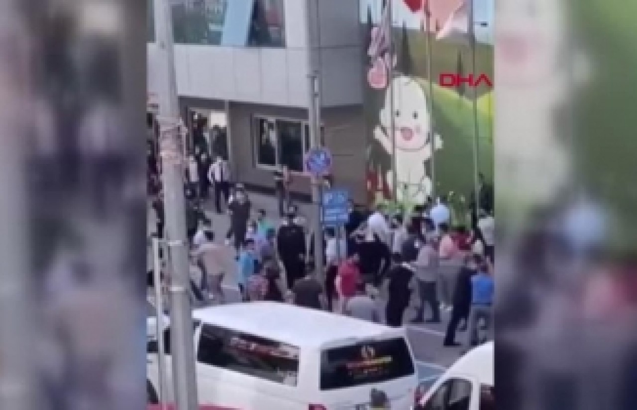 Taksicilerin 'müşteri alma' kavgasında tekme ve yumruklar havada uçuştu