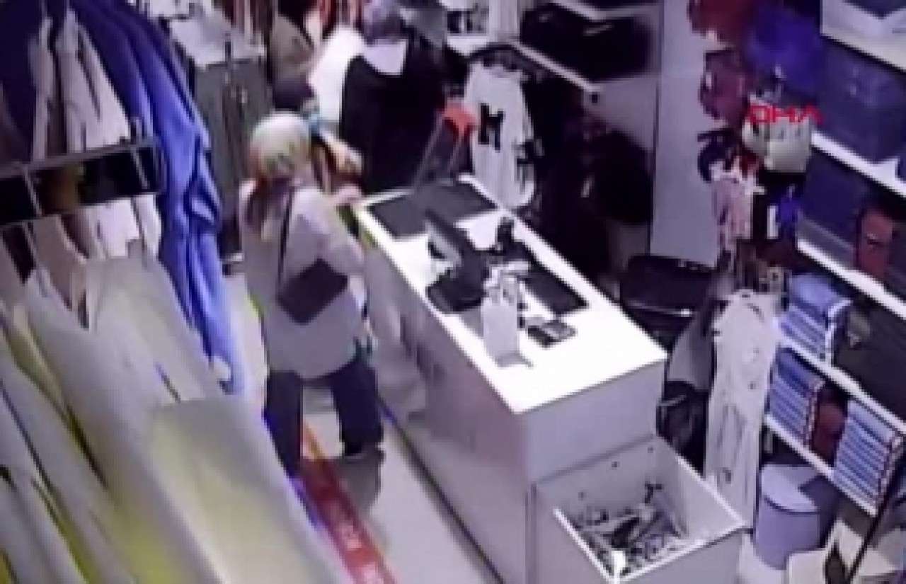 İki kadın mağazadan alarm sökücü çaldı; o anlar kameraya işte böyle yansıdı