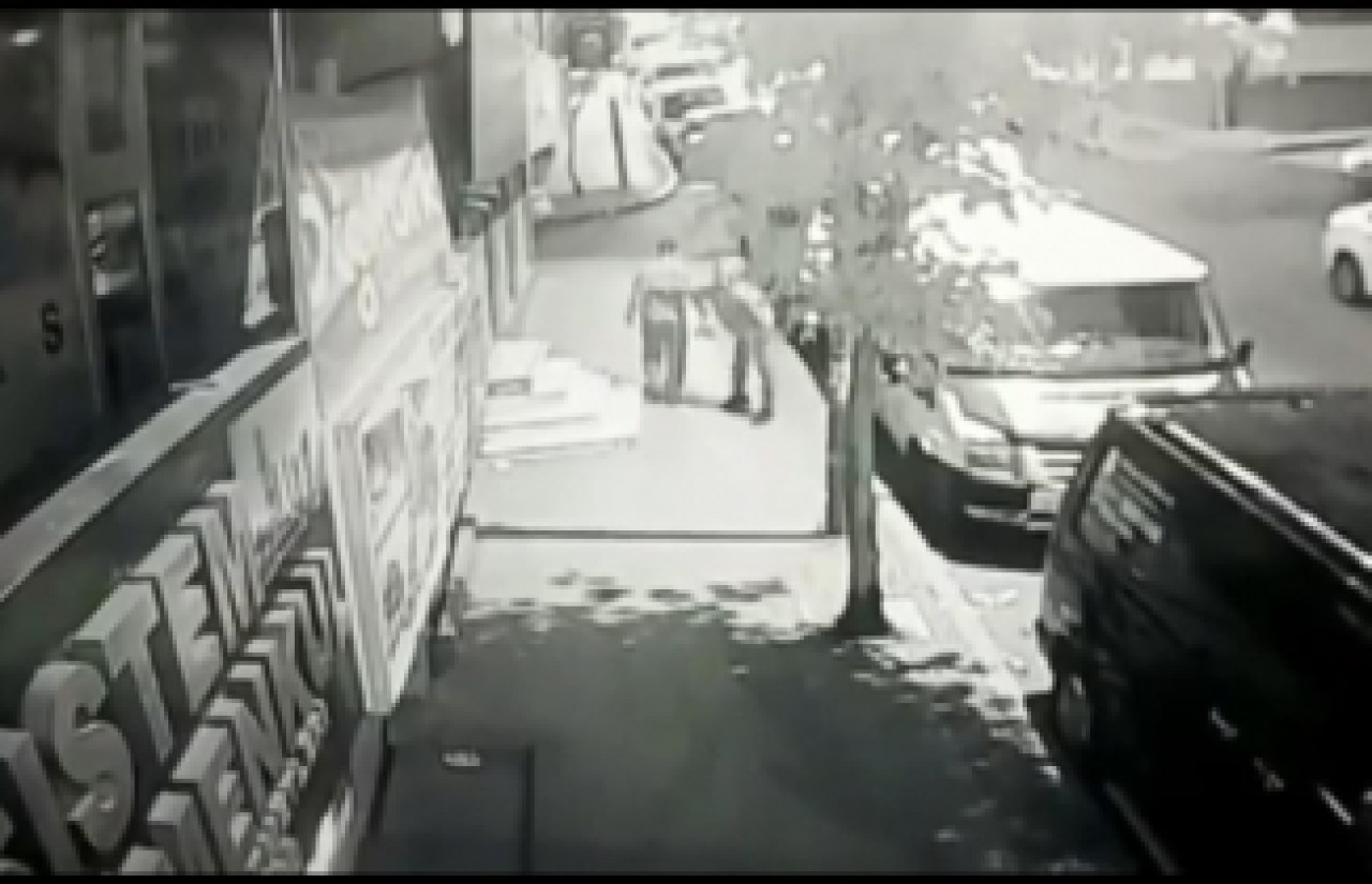 Sabah namazında dehşet dolu anlar! Önüne geleni bıçakladı