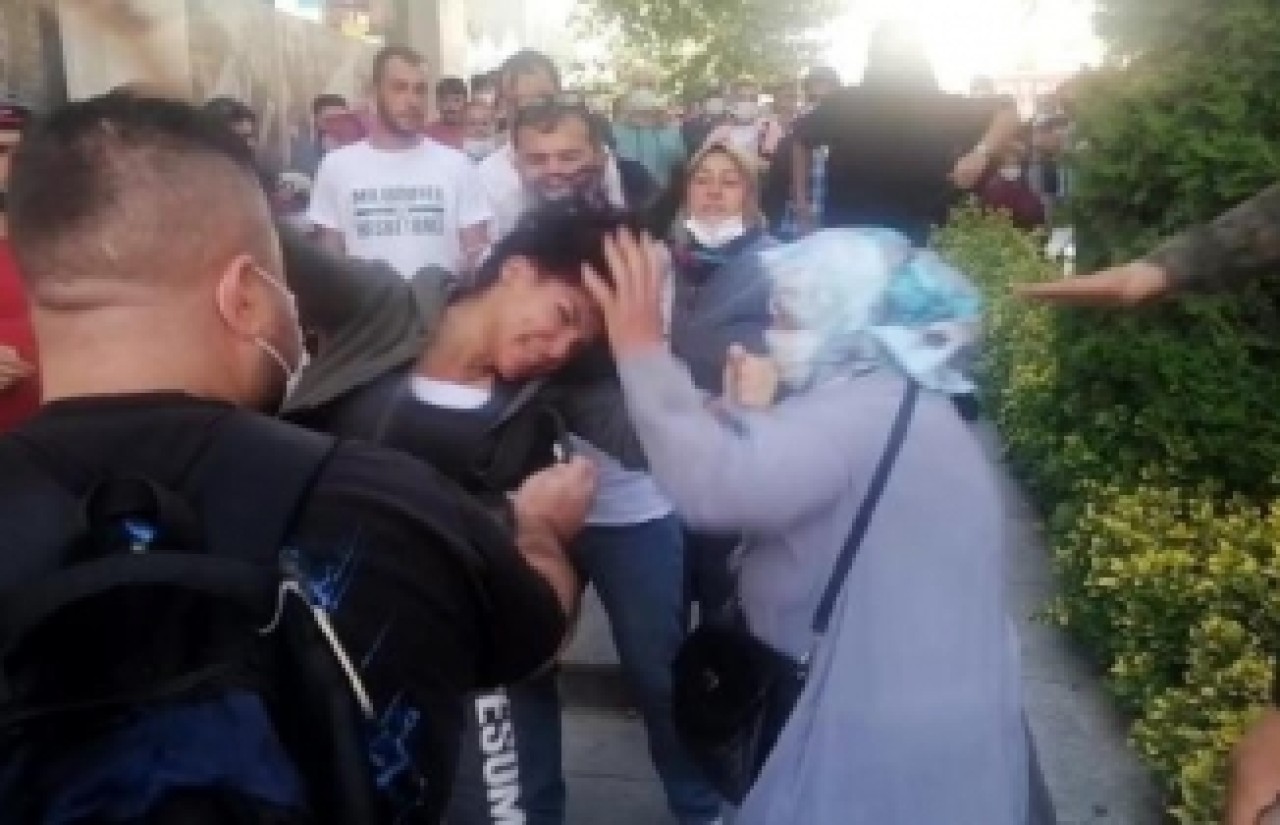 Meydanda buluştular! Kadınlar,  binlerce insanın önünde yasak aşk yüzünden kavga etti