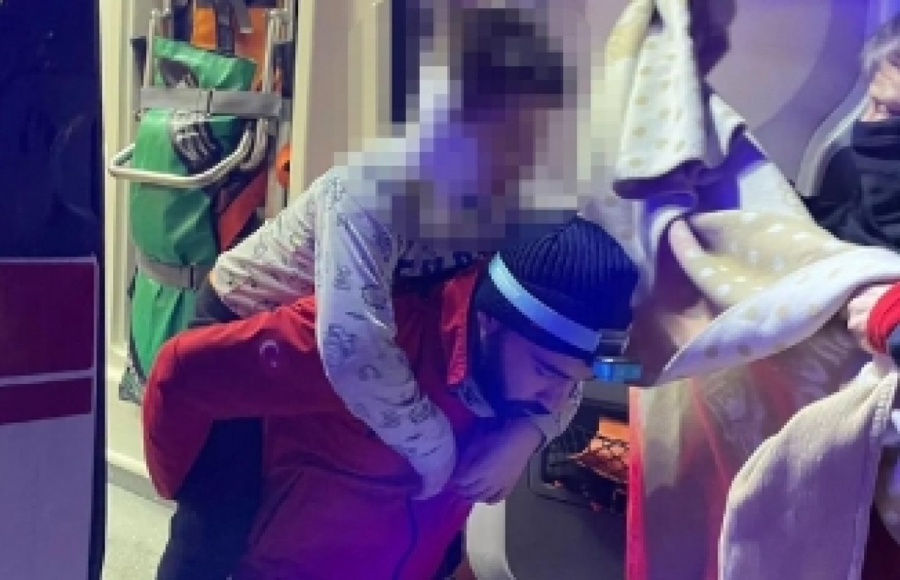 Hasta çocuğu karlı yolda sırtında taşıyan hemşireye ödül