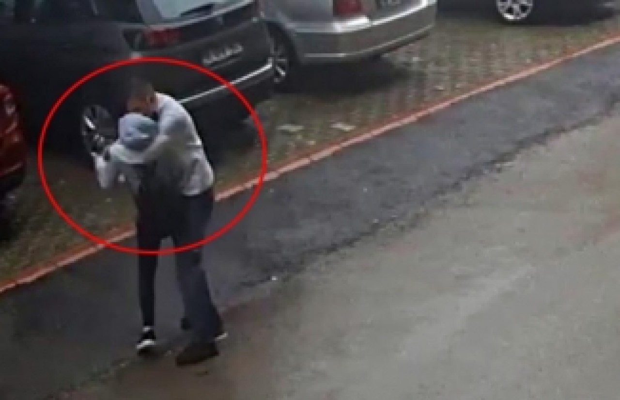 Şehrin göbeğinde güpegündüz kadınlara taciz! Korku filmlerini andıran anlar kamerada