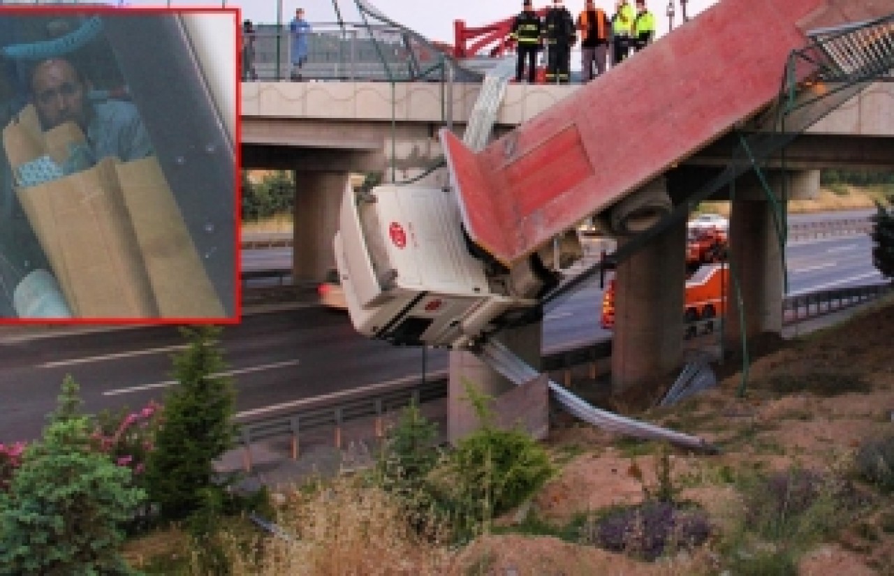 Asılı kalan tırın içindeki şoför,  kurtarılmayı böyle bekledi