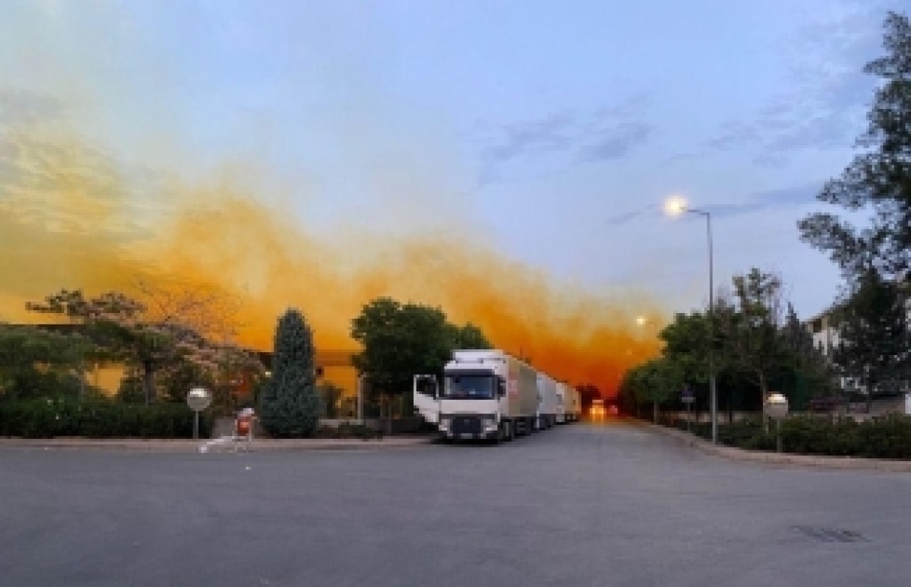 Fabrikanın kimyasal madde tankından sızıp havayla karışan asit,  gökyüzünü turuncuya boyandı