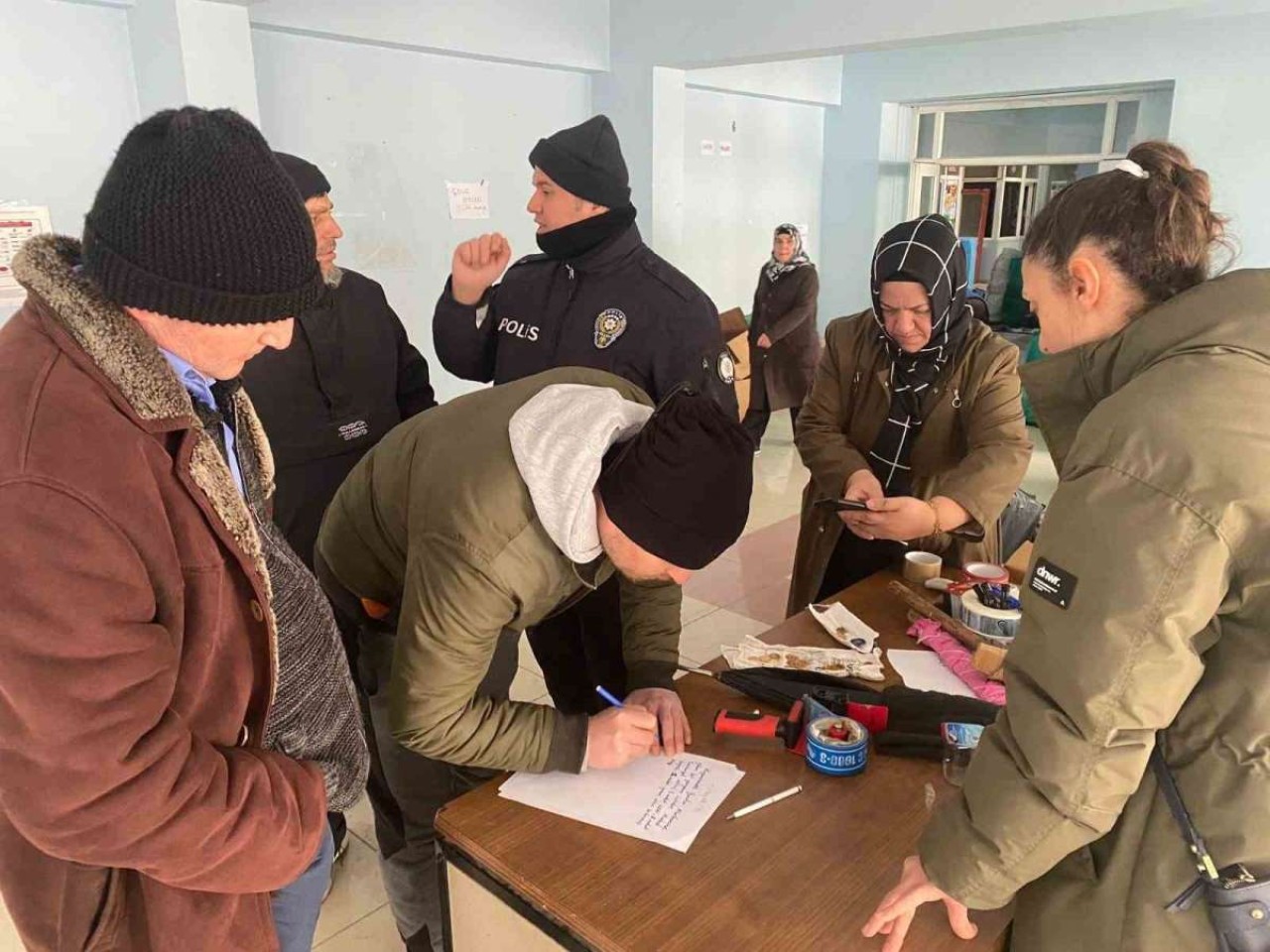 Görevliler yardım merkezine getirilen yorganın içinden çıkanı görünce gözlerine inanamadı