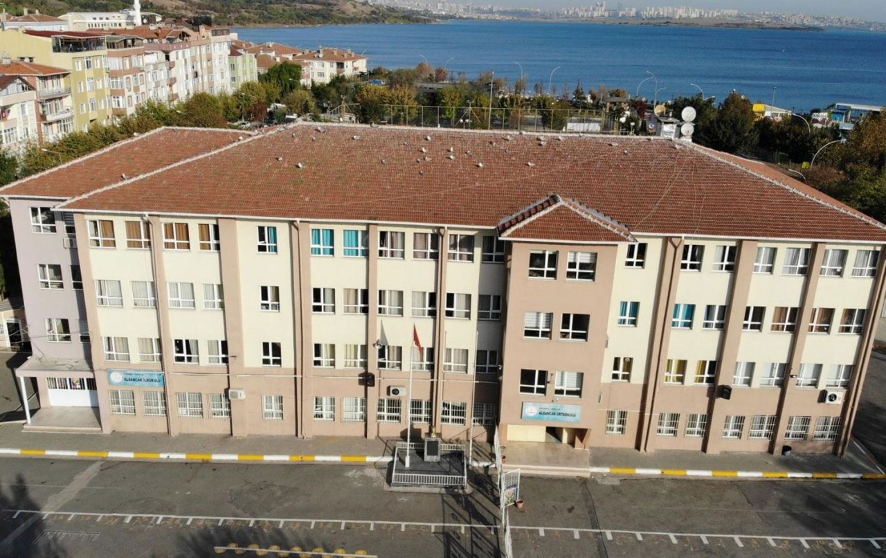 İstanbul Valiliği'nin deprem riski nedeniyle tahliye kararı verdiği 93 okul açıklandı