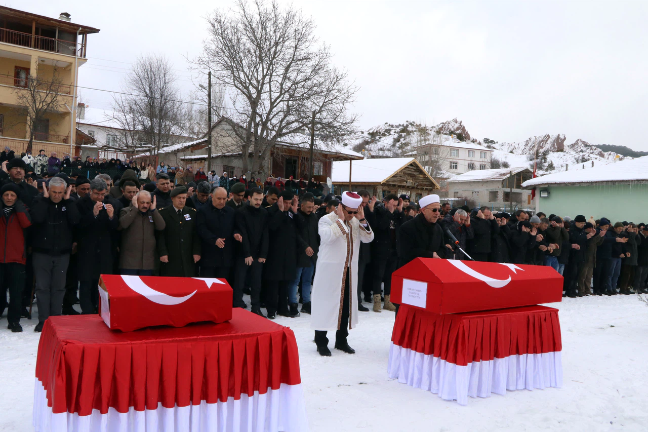 Astsubay Emrah Yaman ile 1 yaşındaki oğlu Çankırı'da son yolculuğuna uğurlandı