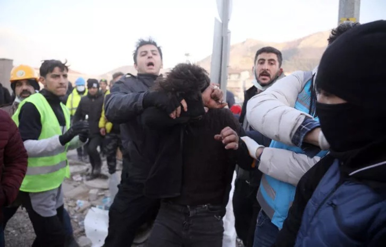 Hatay'da deprem bölgesi karıştı. Hırsızlar kamyonlarla geldi. Halkın elinden polis aldı