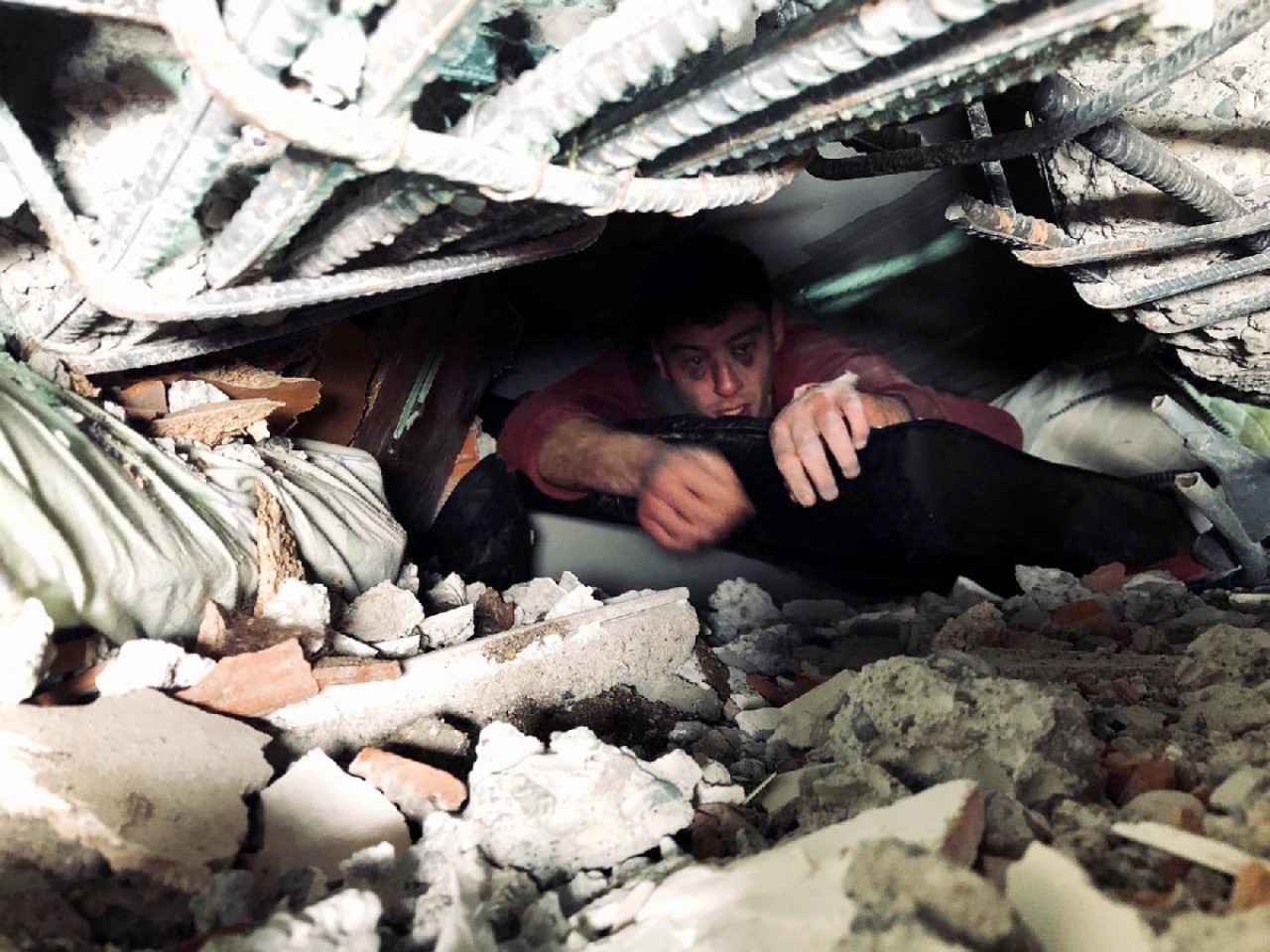 Kahramanmaraş'ta Ebrar Sitesi yıkıldı. Polis Ali Bozkuş çıkarıldı,  eşi Kübra Bozkuş kurtulamadı