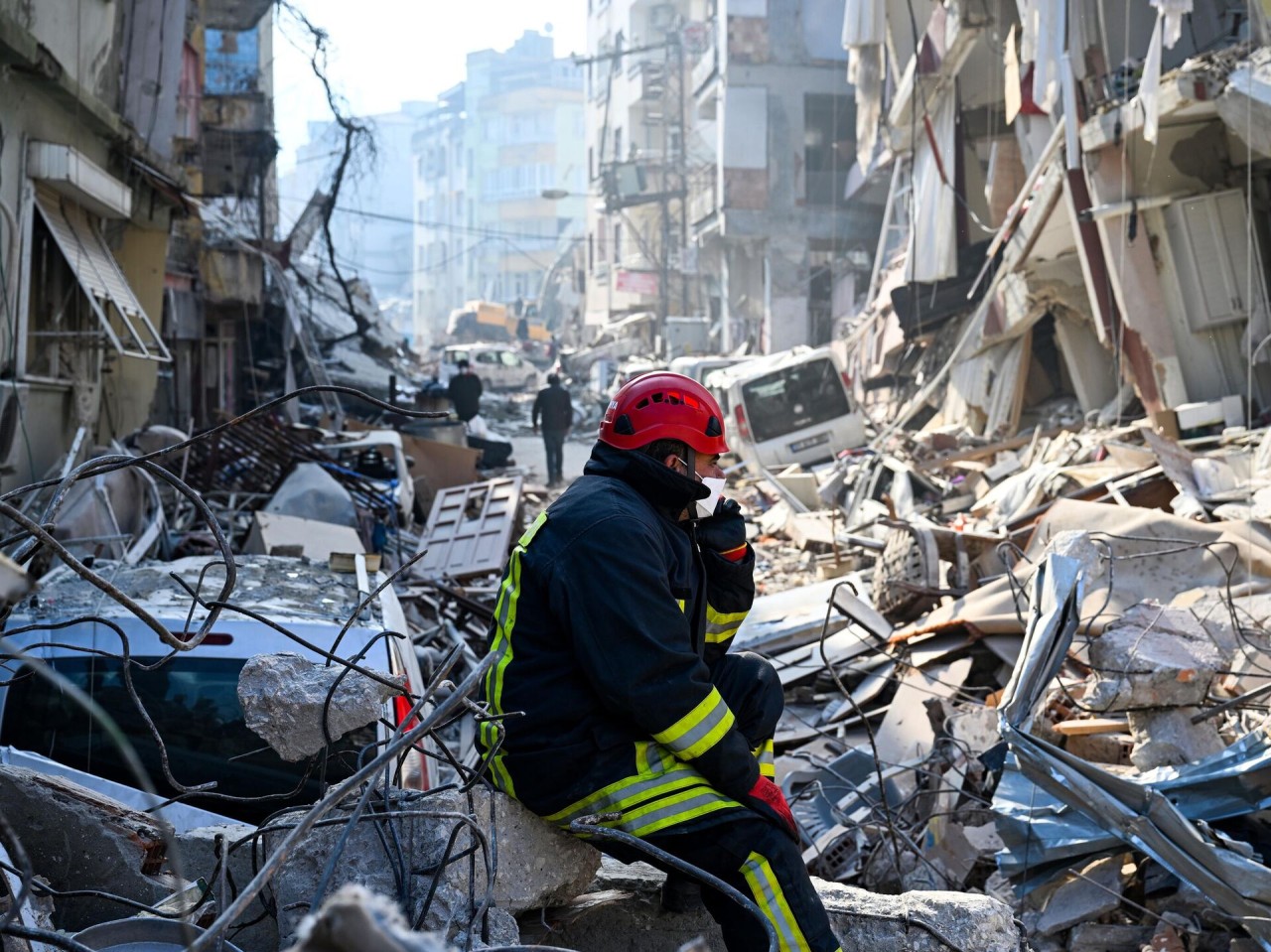 Aranan müteahhitler Celal İrkören ve Halil İpek'in kendi yaptıkları binaların çökmesiyle öldükleri ortaya çıktı