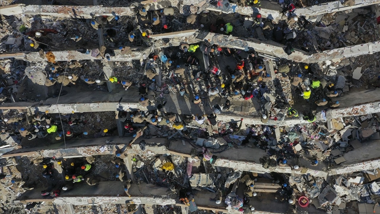 Adalet Bakanı Bozdağ'dan yıkılan binaları yapanlarla ilgili açıklama