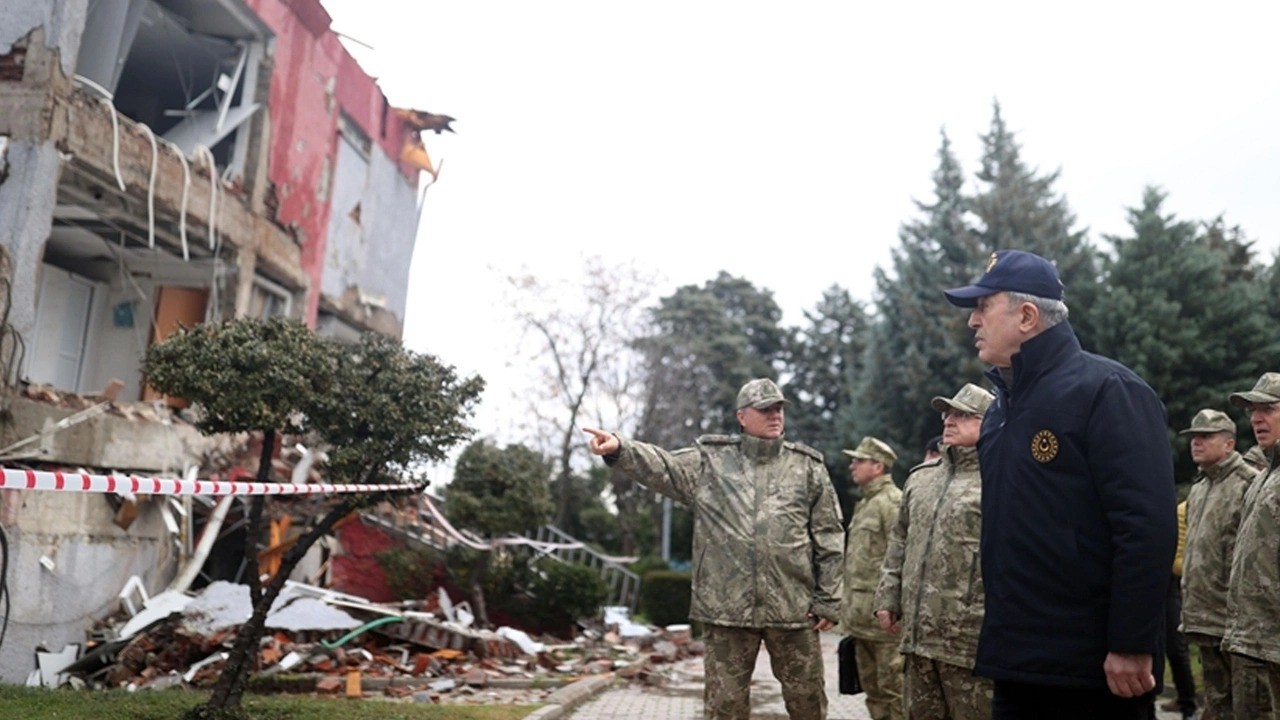 Bakan Akar: 100 silah ve mesai arkadaşımızı kaybettik