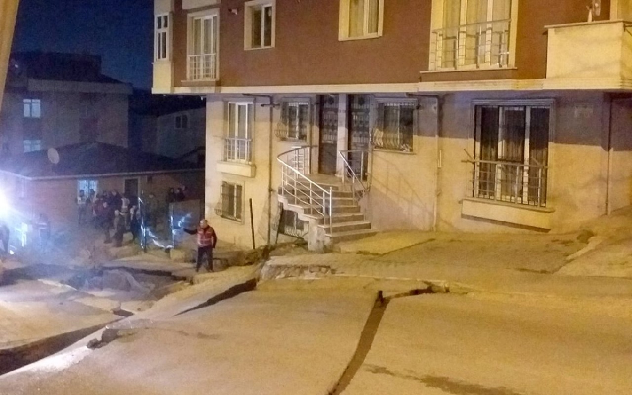 İstanbul'da neler oluyor? Yol yarıldı,  binalar tahliye edildi