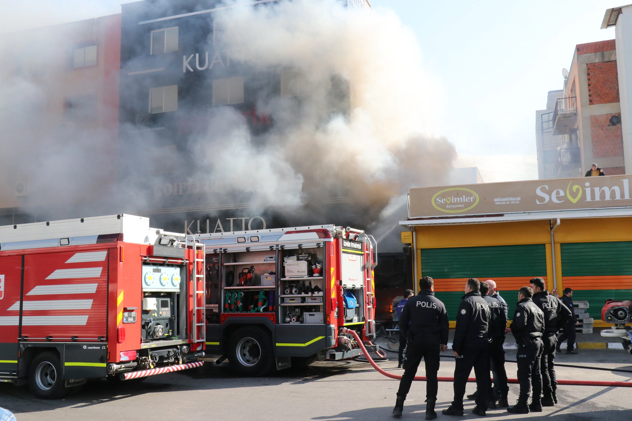 İzmir'de kozmetik mağazası yandı: Mustafa Yaşar Gümüş ve Tugay Bürücüler öldü