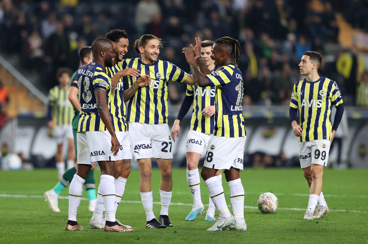Fenerbahçe süper döndü. Konyaspor'u topa tuttu