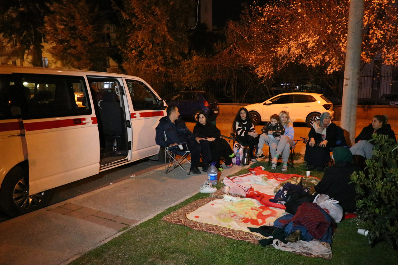 İzmir diken üstünde: Vatandaşlar sokakta sabahladı