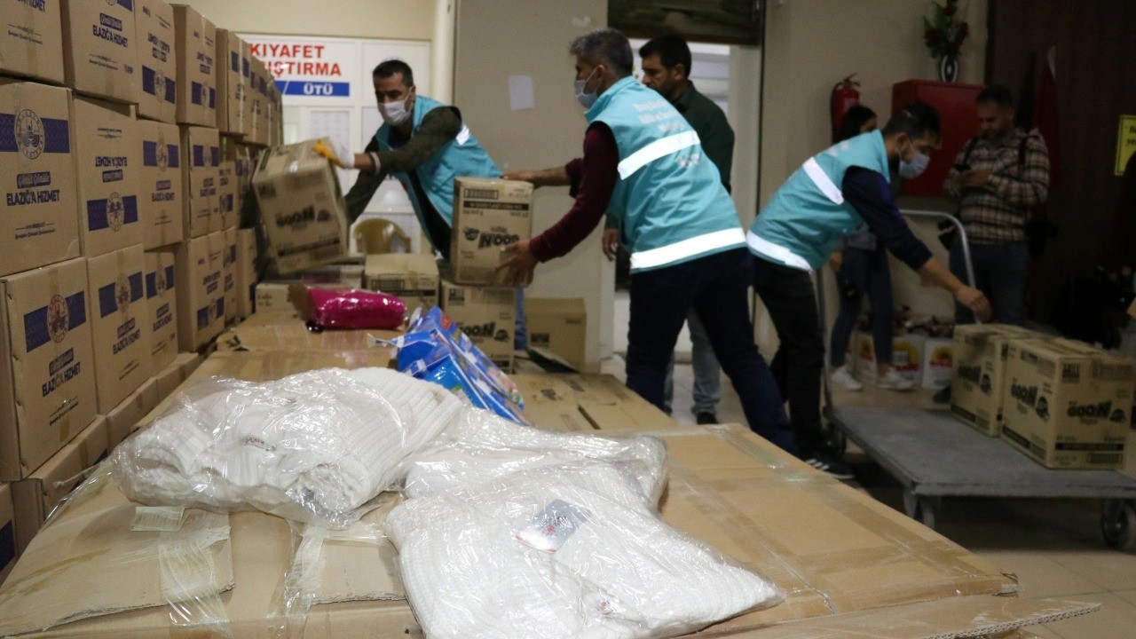 Siz nasıl insansınız! Yardım kolilerinden çıkanlar bu kadar da olmaz dedirtti!