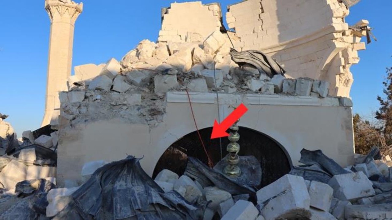 Asrın felaketinde yıkılan Hazreti Ukkaşe Türbesi'nde tüyleri diken diken eden görüntü