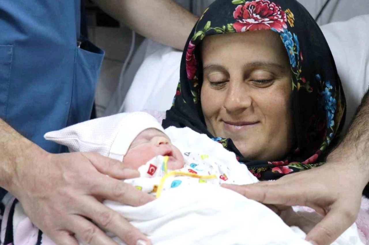 Savaş gemisinde bir ilk! Depremzede çiftin bebekleri TCG Bayraktar'da doğdu