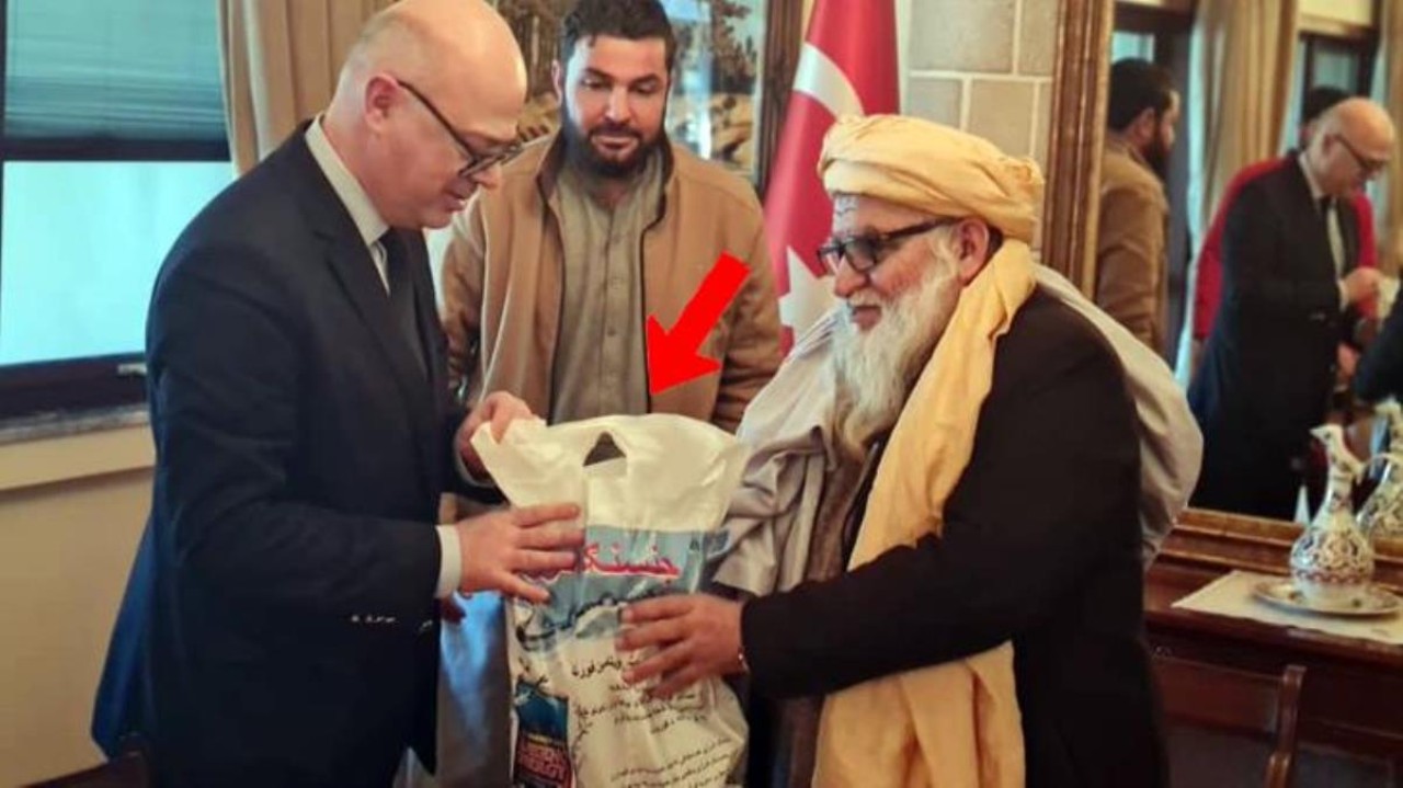 Taliban,  depremzedeler için toplanan bağışı açıkladı: Poşet içinde teslim etti