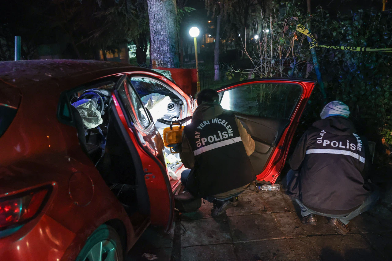 Bakırköy'deki kazada 17 yaşındaki sürücü öldü. Araçtan 3 silah çıktı