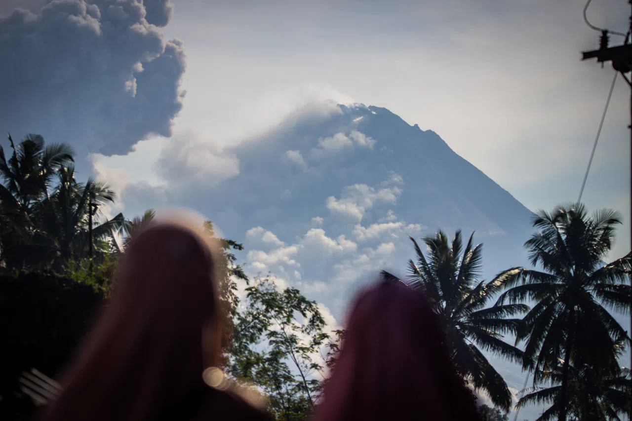 Dünyada yer yerinden oynuyor. Dev yanardağda patlama. Lavlar 100 metre yükseldi,  insanlar dehşet içinde