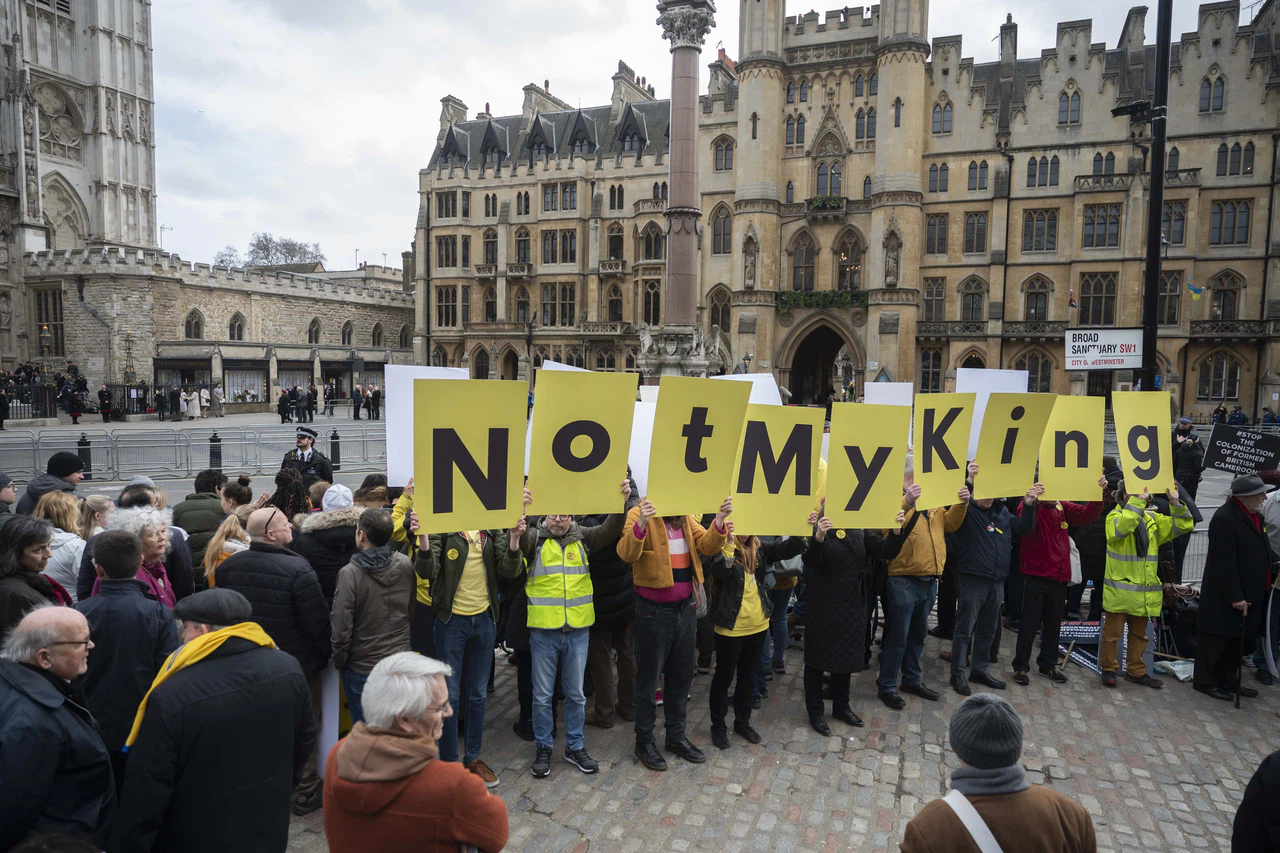 İngiltere'de kralın tahtı sallanıyor: Monarşiye karşı olanlar sokağa indi