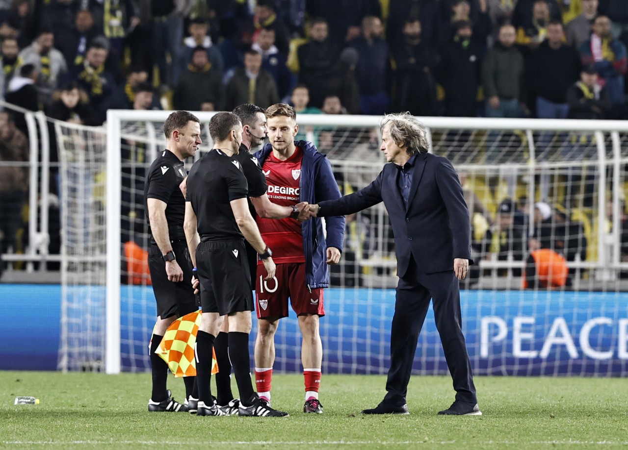 Fenerbahçe Sevilla'ya elendi,  Jesus küplere bindi: Ligde maçlar sahada kazanılmıyor