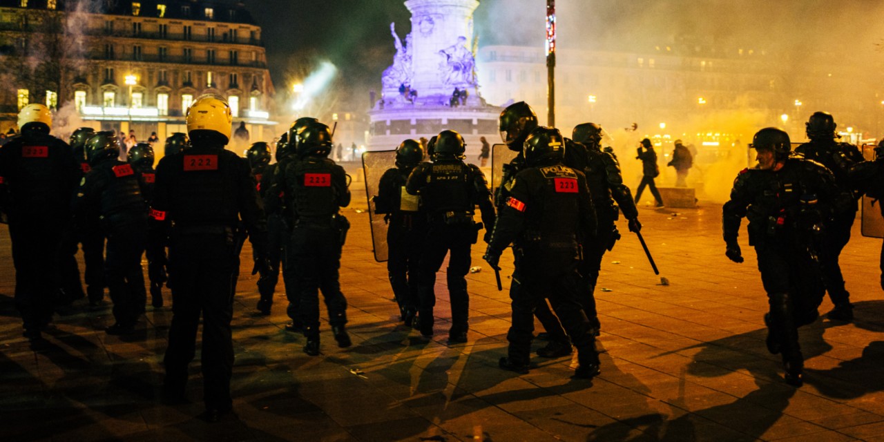 Fransa'da 1 milyon kişi sokağa indi. Paris'i ateş verdiler