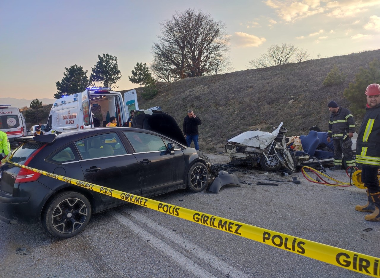 Kütahya'da kaza: İzzet Aykı öldü,  Mustafa Taşkın,  Dilber ve Sıddıka Aykı yaralı