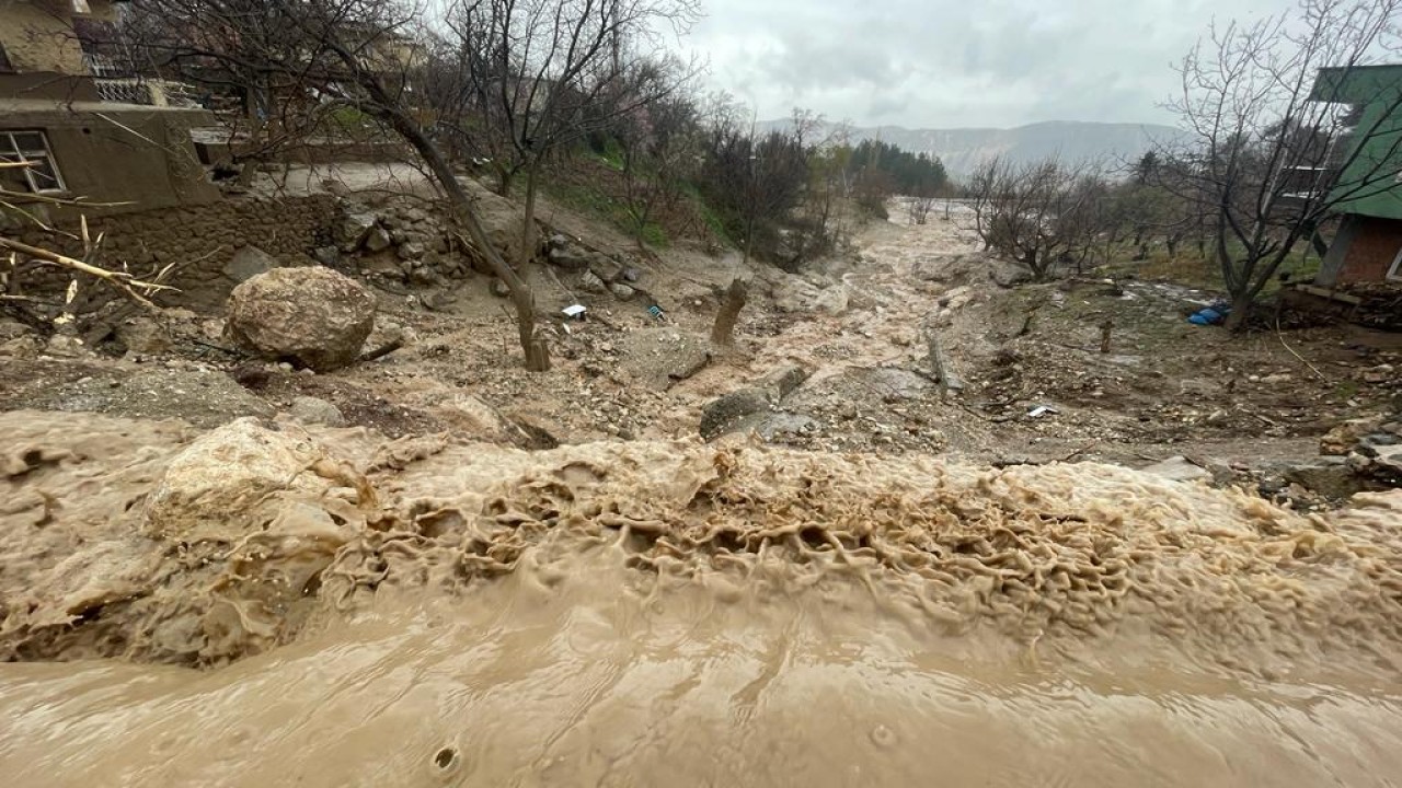 Adıyaman Tut'ta suya kapılan konteynerdeki 1 kişi öldü,  4 kişi kayboldu