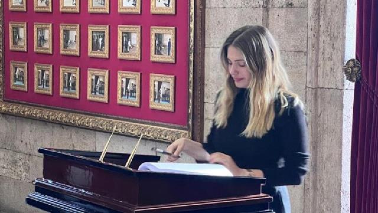 Ünlü oyuncu Anıtkabir'de gözyaşlarına boğuldu