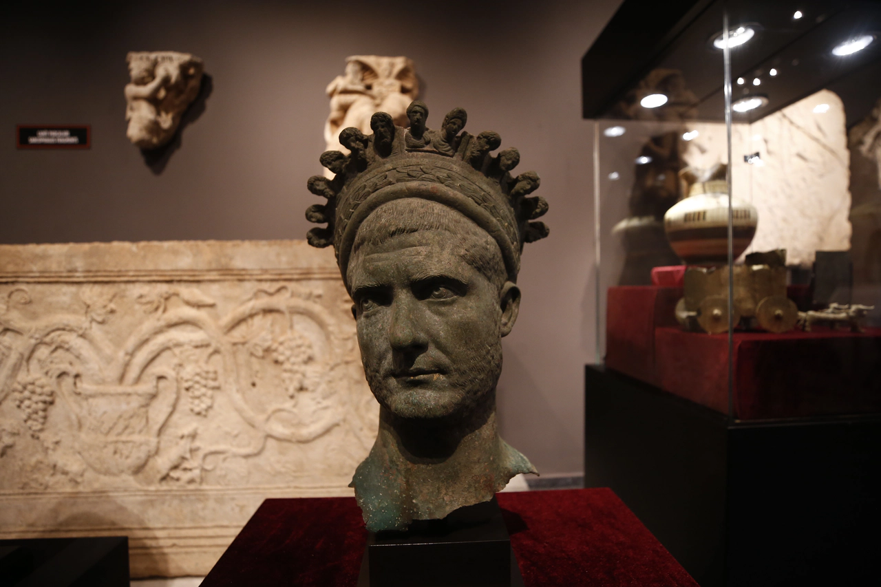 ABD'de ele geçirilip Antalya'ya getirilen 12 tarihi eser,  tanıtıldı