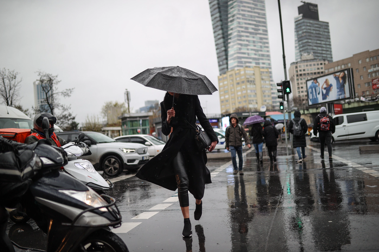 Meteorolojiden 23 şehir için çok önemli uyarı. Hava sıcaklığı düşecek yağmur yağacak fırtına kopacak
