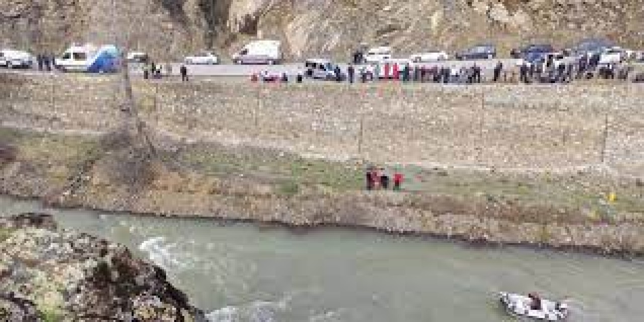 Munzur Çayı'na otomobil uçtu: Mehmetcan Demiral,  Baran Aslantaş ve Azad Demiral aranıyor