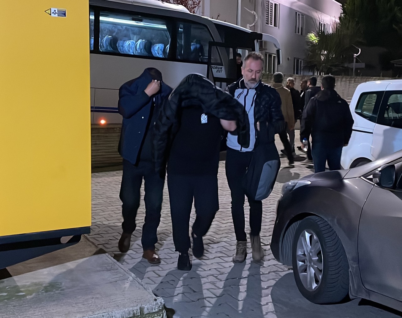 11 ilde eş zamanlı gece yarısı operasyonu: 65 kişi yakalandı