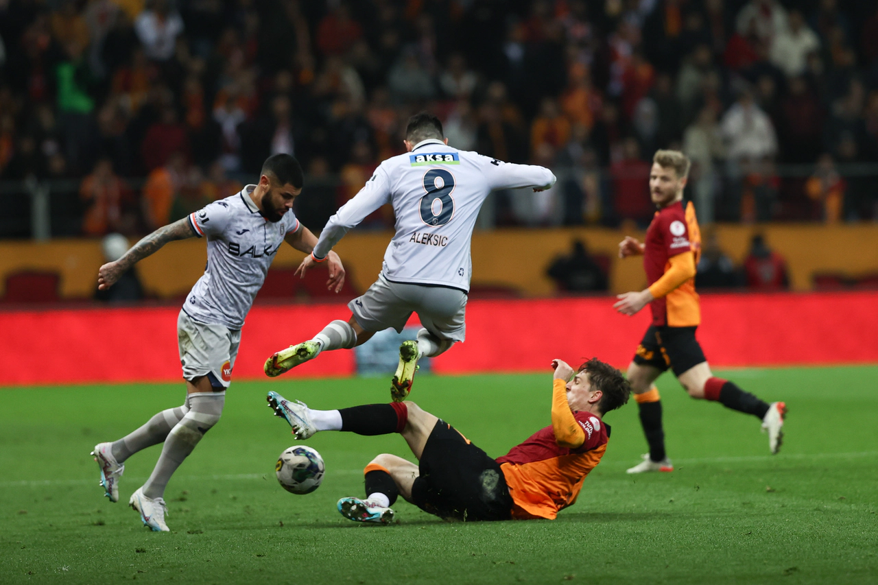 Galatasaray yerle bir oldu: Başakşehir'e elendi