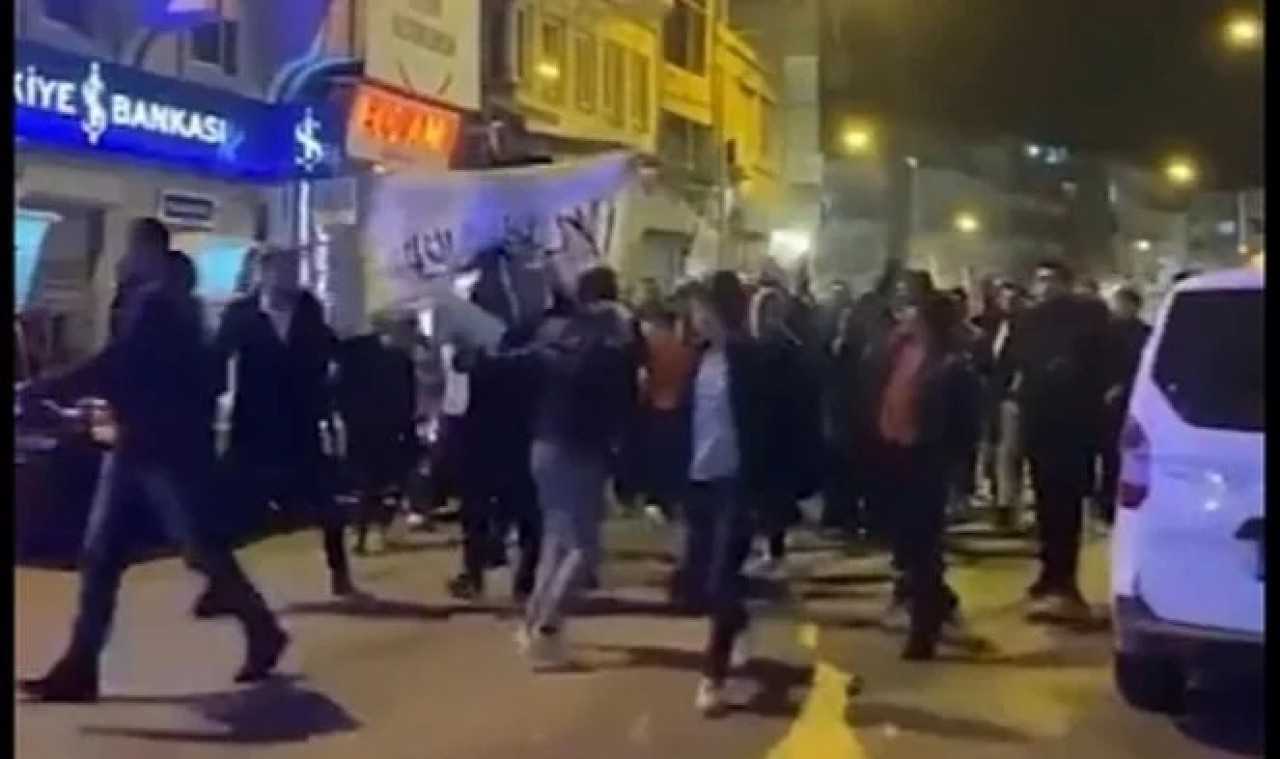 Kilis'te Suriyeliler sokaklara döküldü. Bayrak açtılar slogan attılar: Bakın ne istediler?