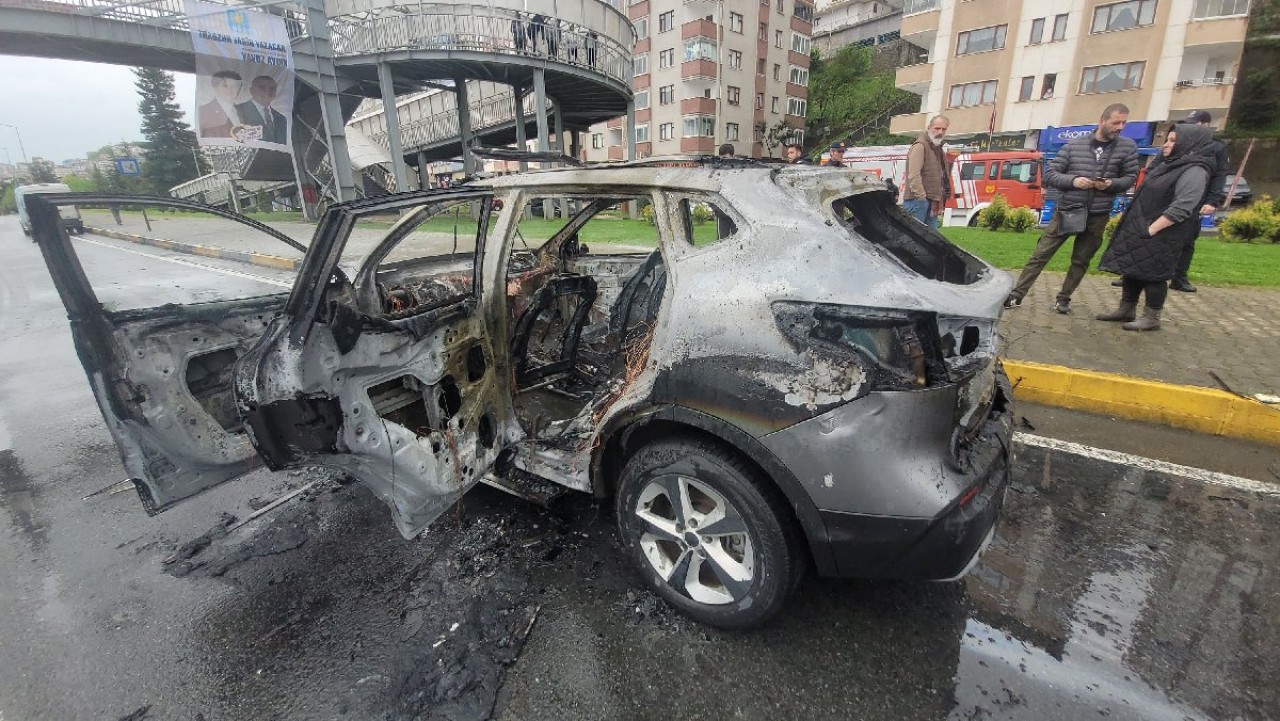 Trabzon'da cip alev alev yandı: Esra Kızıler kendini son anda dışarı attı