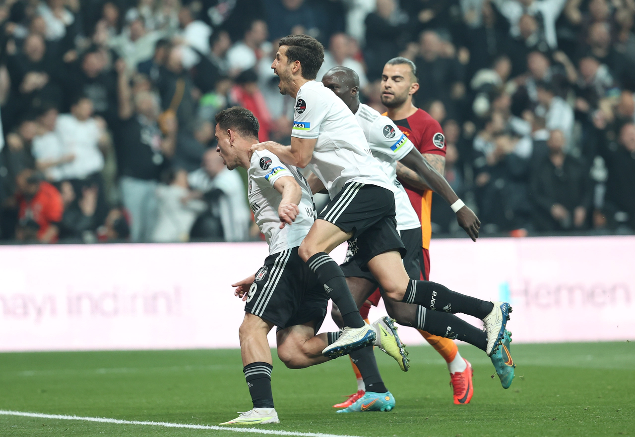 Beşiktaş destan yazdı,  Galatasaray dondu kaldı