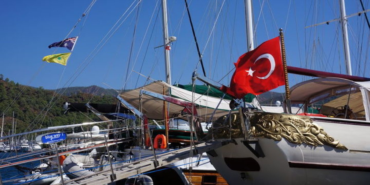 Teknelerde Türk bayrağı krizi