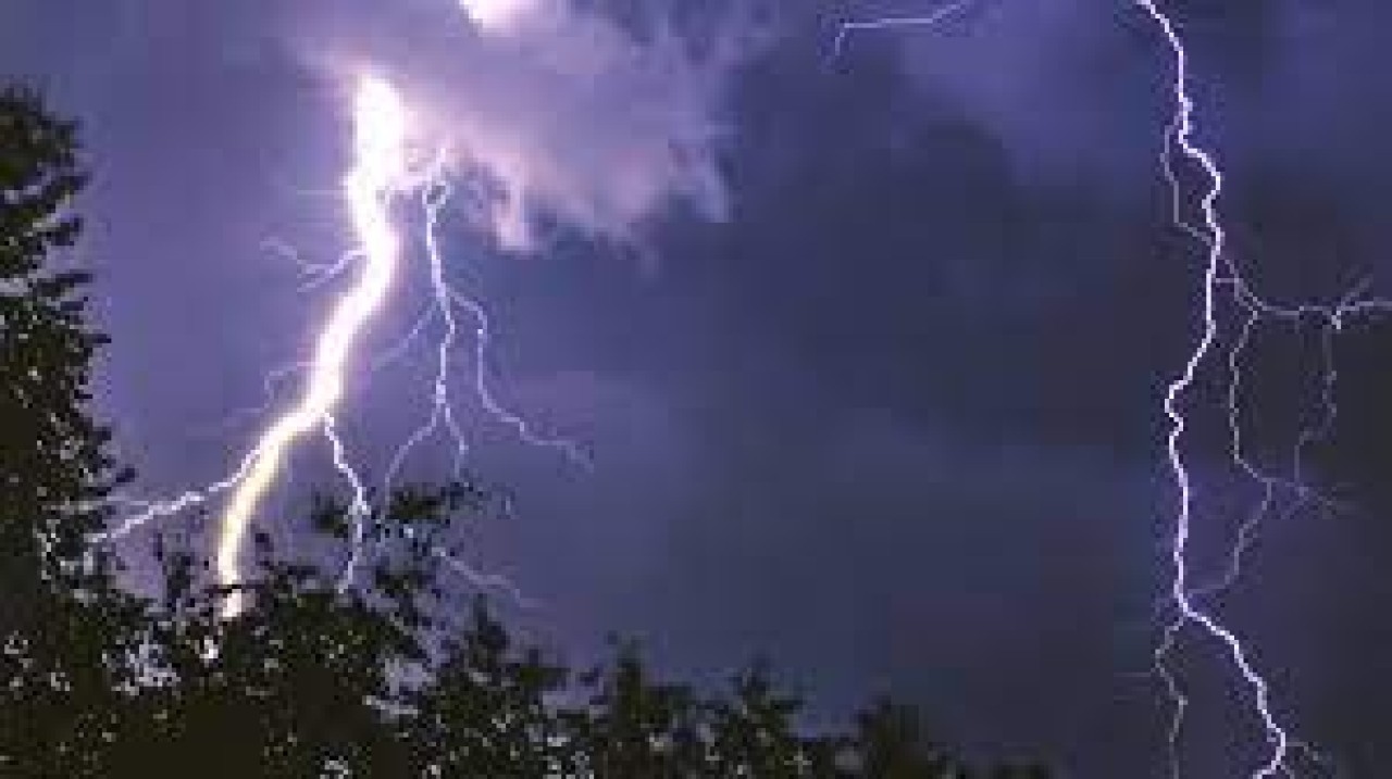 Sahaya yıldırım düştü,  5 futbolcu hayatını kaybetti