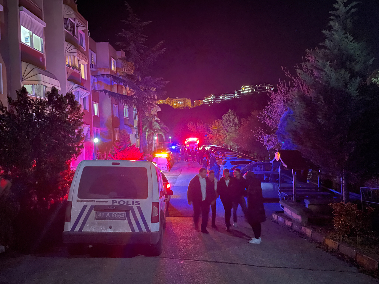 Kocaeli'de büyük panik! Apartmanlar boşaltıldı 'Deprem oluyor sandım'