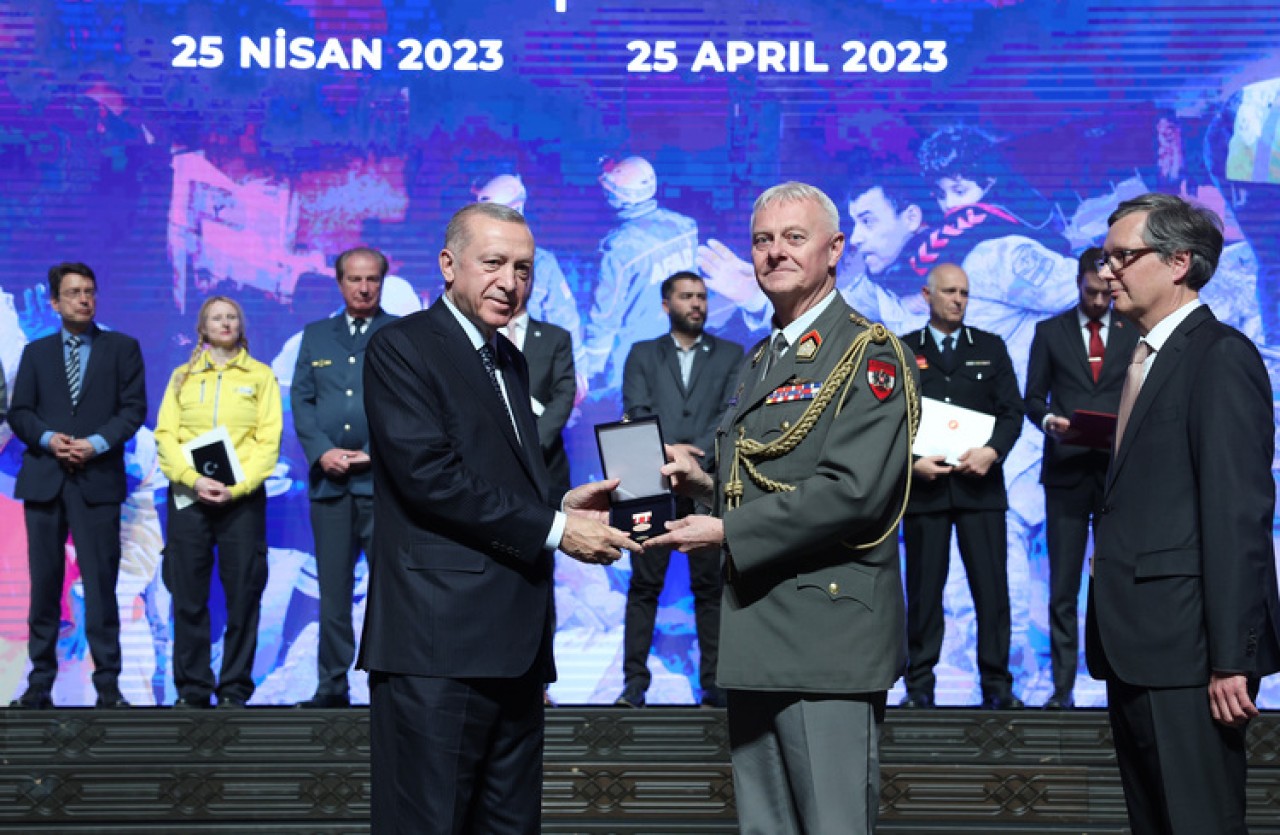 Cumhurbaşkanı Erdoğan'dan 55 bin kişiye madalya