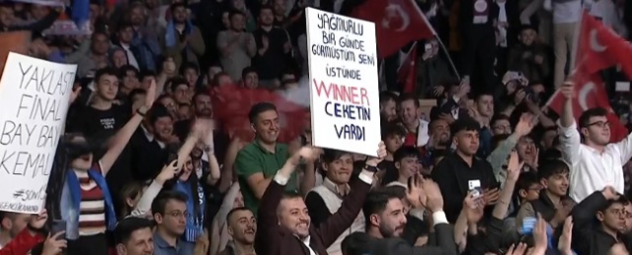 Cumhurbaşkanı Erdoğan açılan pankarta tepki gösterdi: Benim için söylemiyorsun değil mi?