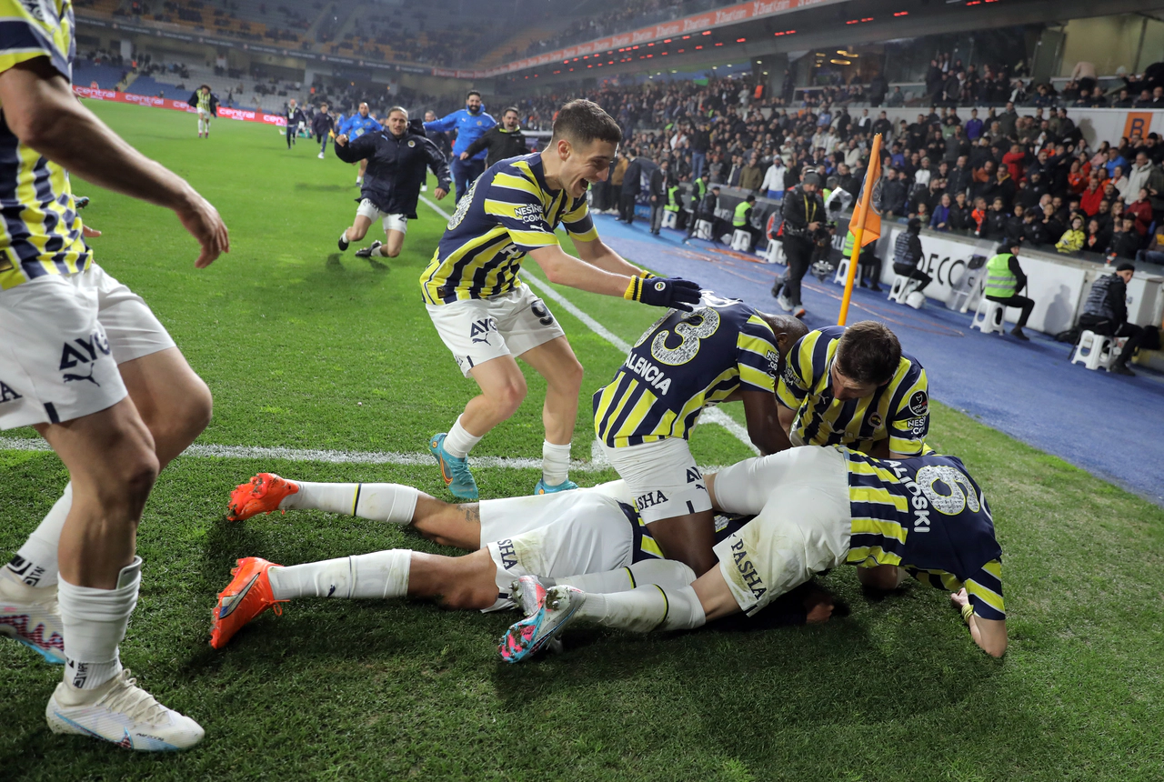 Joao Pedro mucizesi. Fenerbahçe Başakşehir'i devirdi