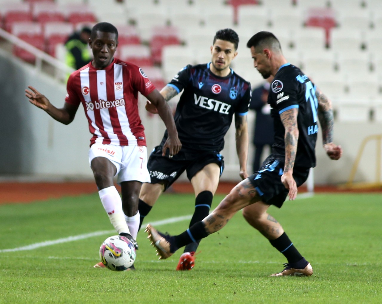 Sivasspor Trabzonspor'u farklı yendi: 5 gol,  1 kırmızı kart