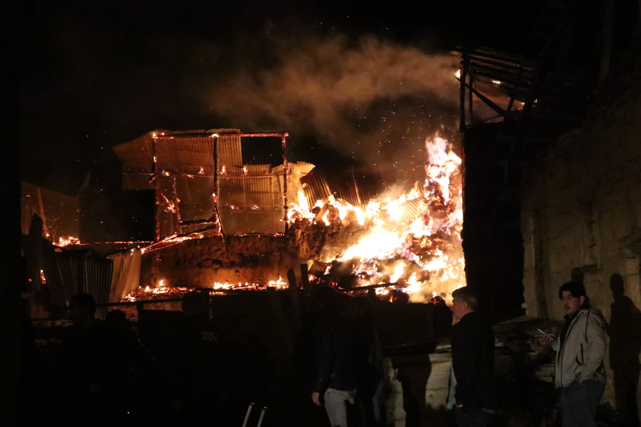 Bayburt'ta yangın: 3 ev,  6 ahır,  4 samanlık alev alev yandı