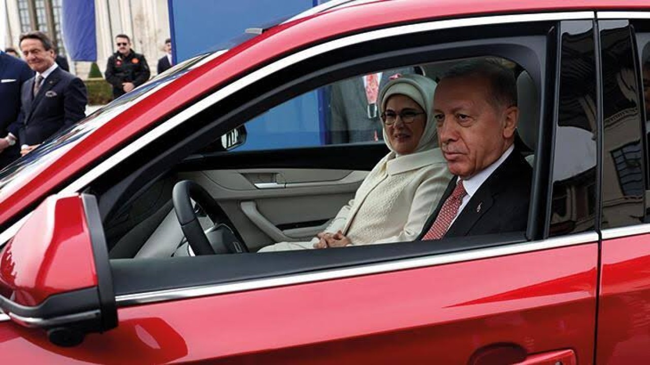 Erdoğan çiftinin TOGG kullanırken diyalogları gülümsetti: Bir dakika hanım ya