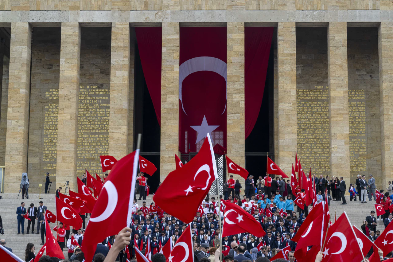 Tüm yurtta 19 Mayıs coşkusu. Bayrağını kapan Atatürk'e koştu
